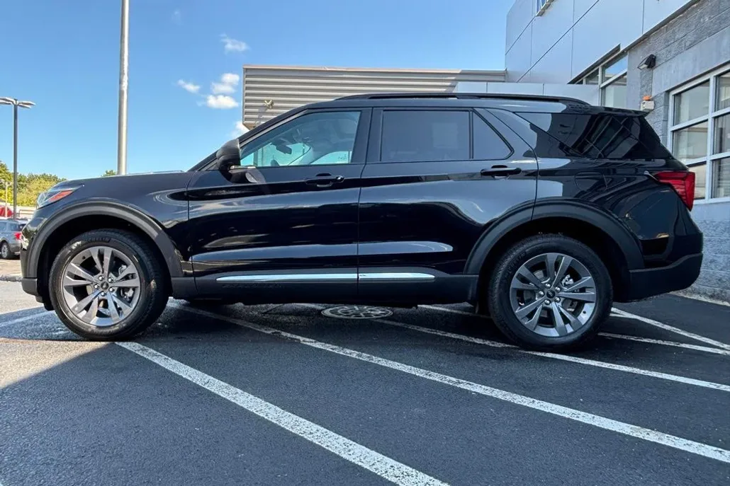 2025 Ford Explorer photo 1