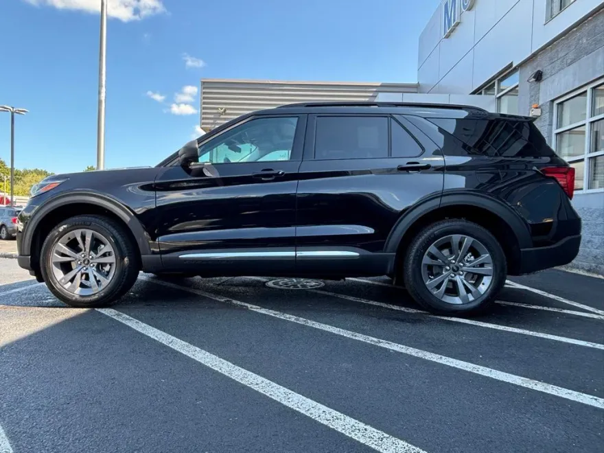 2025 Ford Explorer photo 1