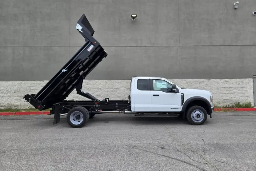 2025 Ford F-550 photo 1