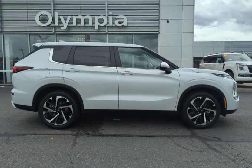 2024 Mitsubishi Outlander SE Black Edition photo 1