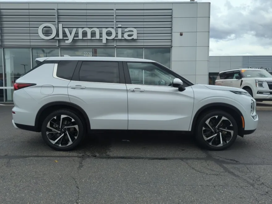 2024 Mitsubishi Outlander SE Black Edition photo 1