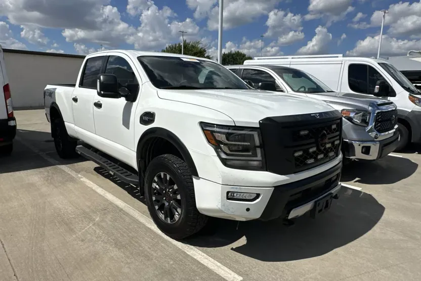 2024 Nissan Titan PRO-4X Crew Cab photo 1
