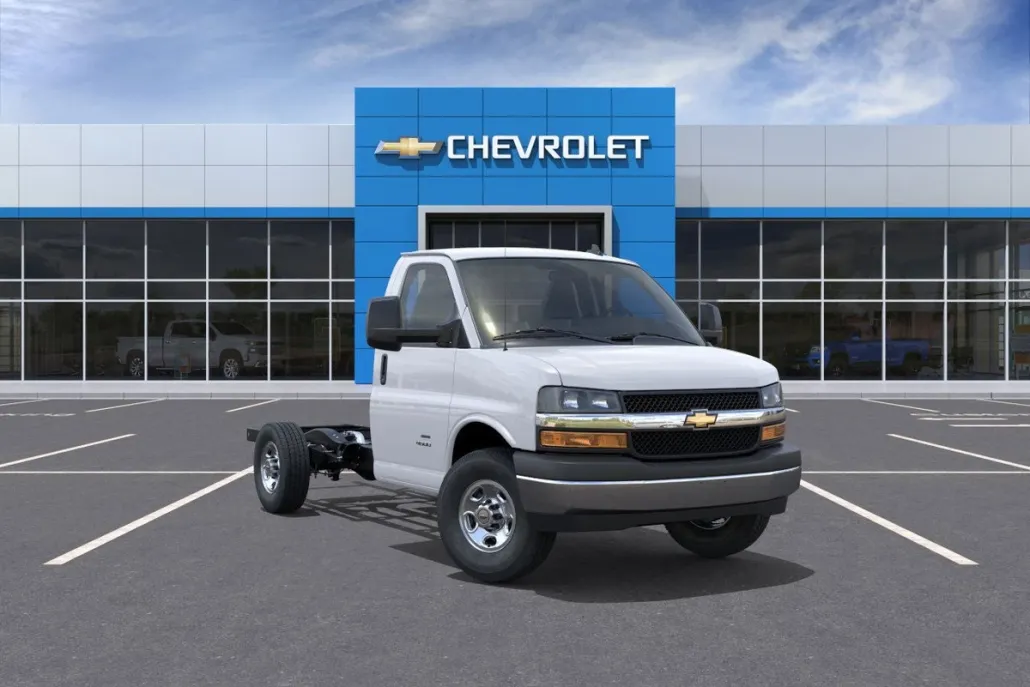 2025 Chevrolet Express Cutaway 3500 photo 1