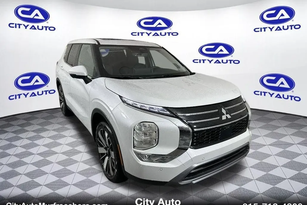 2025 Mitsubishi Outlander SE photo 1