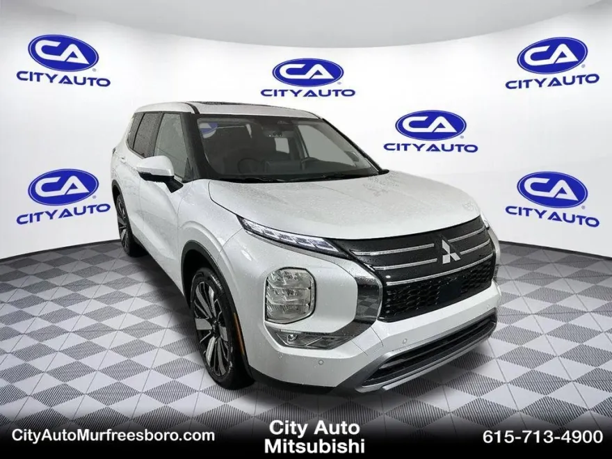 2025 Mitsubishi Outlander SE photo 1