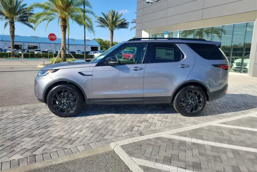 2025 Land Rover Discovery S photo 1