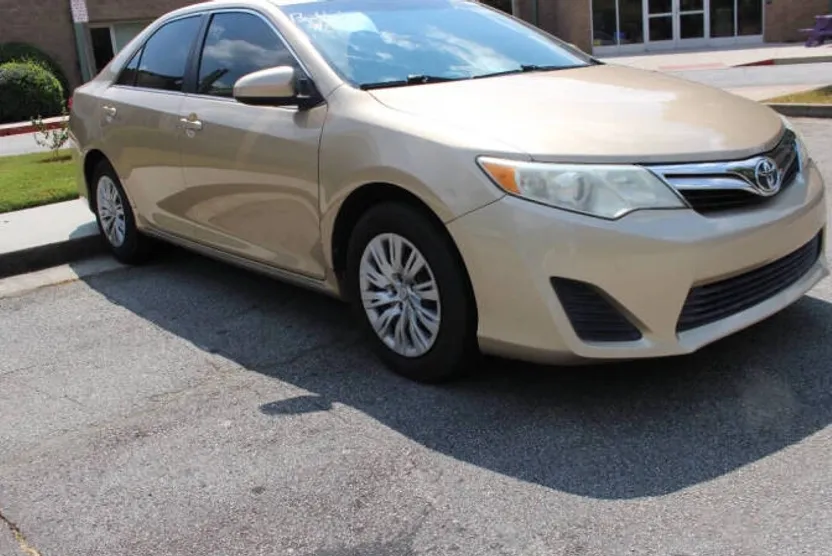 2012 Toyota Camry LE photo 1