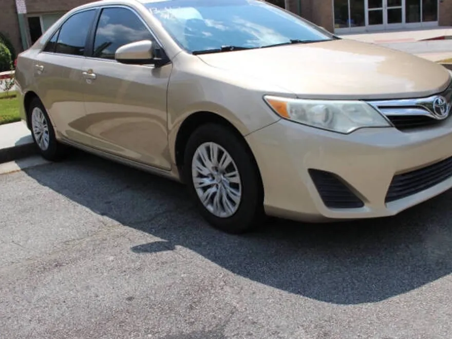2012 Toyota Camry LE photo 1