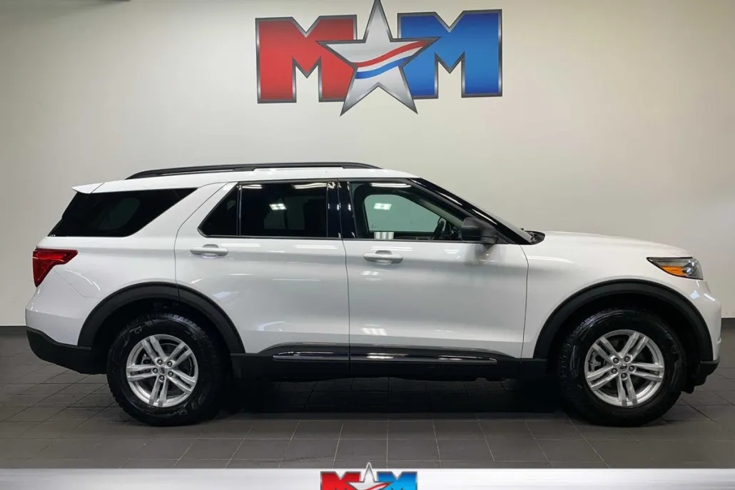 2023 Ford Explorer XLT photo 1