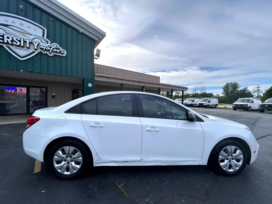 2016 Chevrolet Cruze LS photo 1
