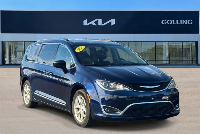 2018 Chrysler Pacifica Touring L photo 1