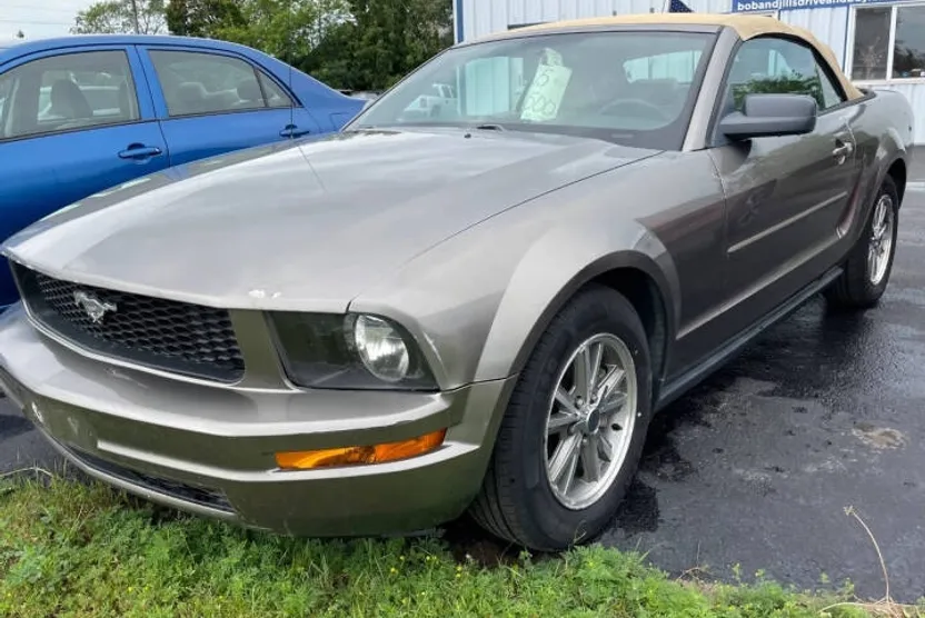 2005 Ford Mustang V6 Deluxe Convertible photo 1