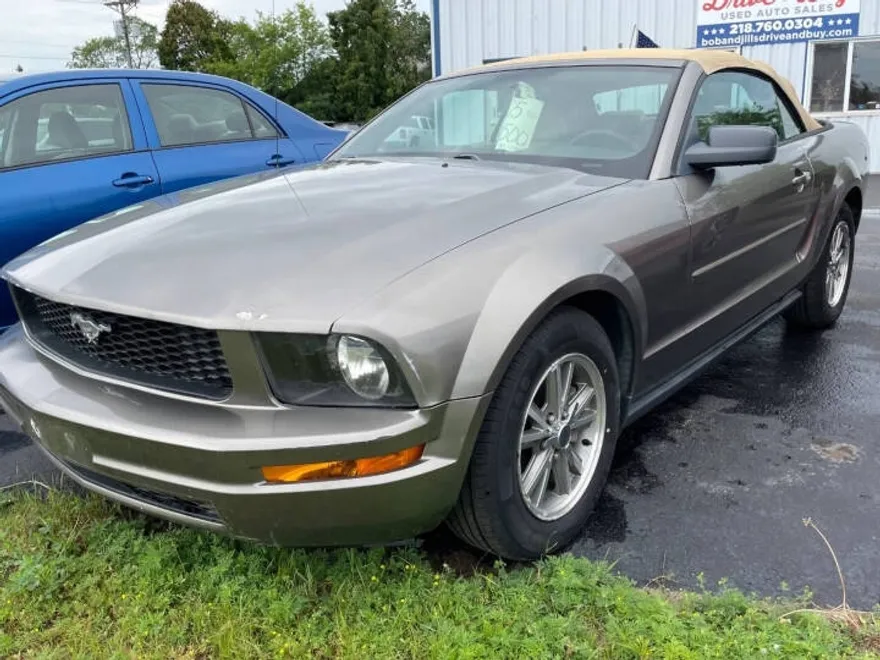 2005 Ford Mustang V6 Deluxe Convertible photo 1