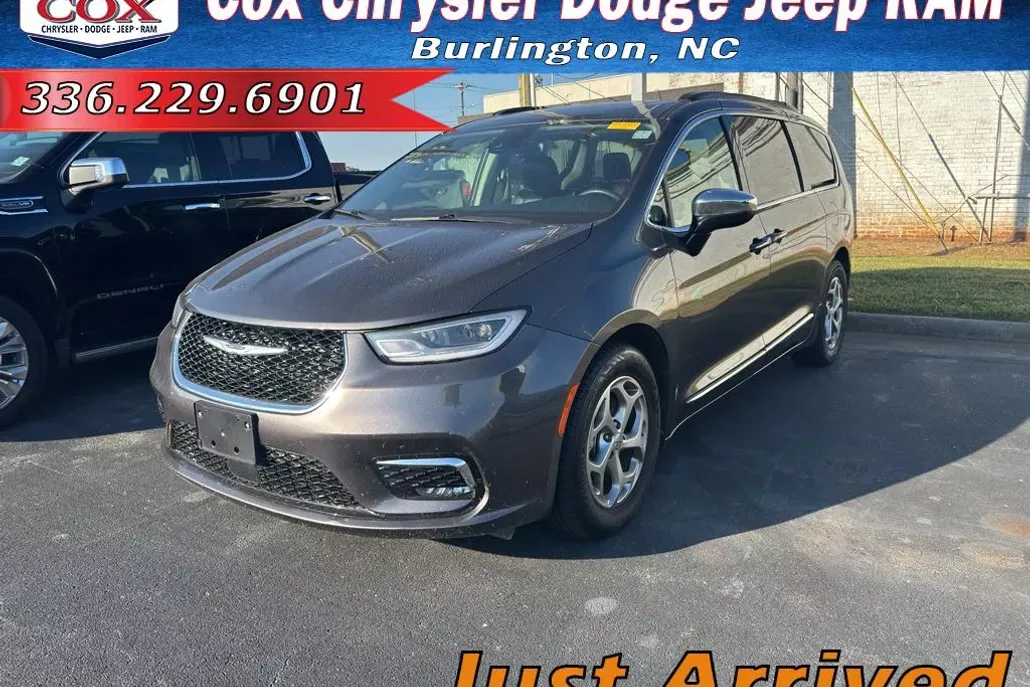 2023 Chrysler Pacifica Limited photo 1