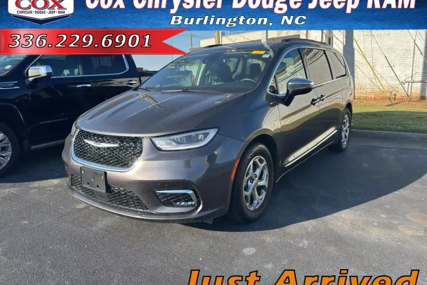 2023 Chrysler Pacifica Limited photo 1