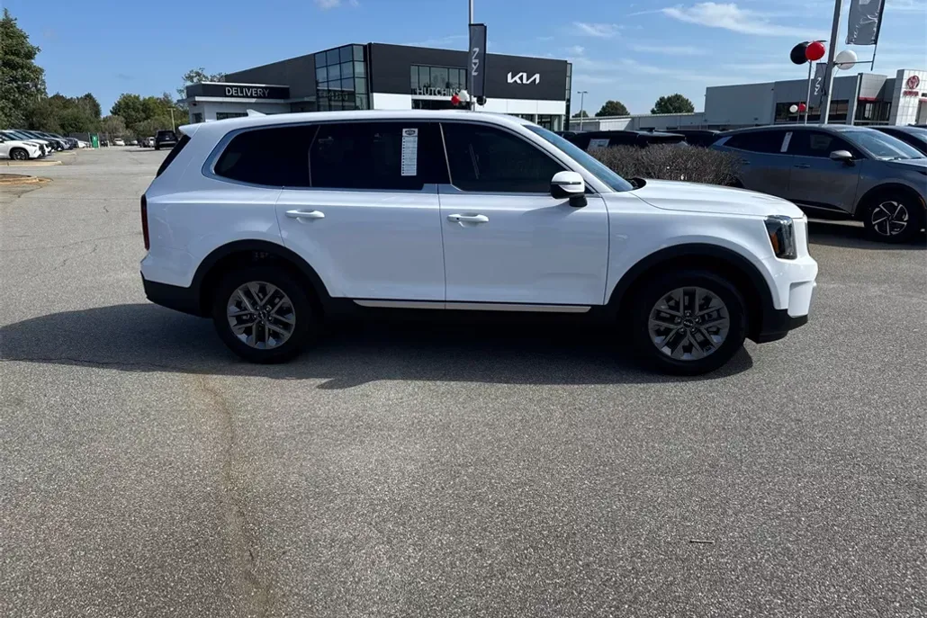 2025 Kia Telluride LX photo 1