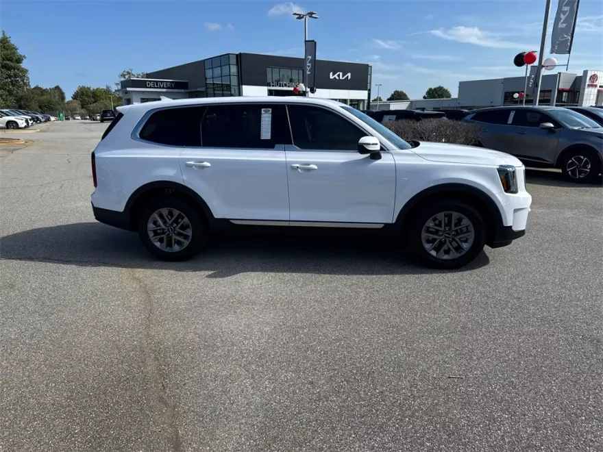 2025 Kia Telluride LX photo 1