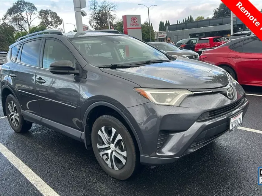 2017 Toyota RAV4 LE photo 1