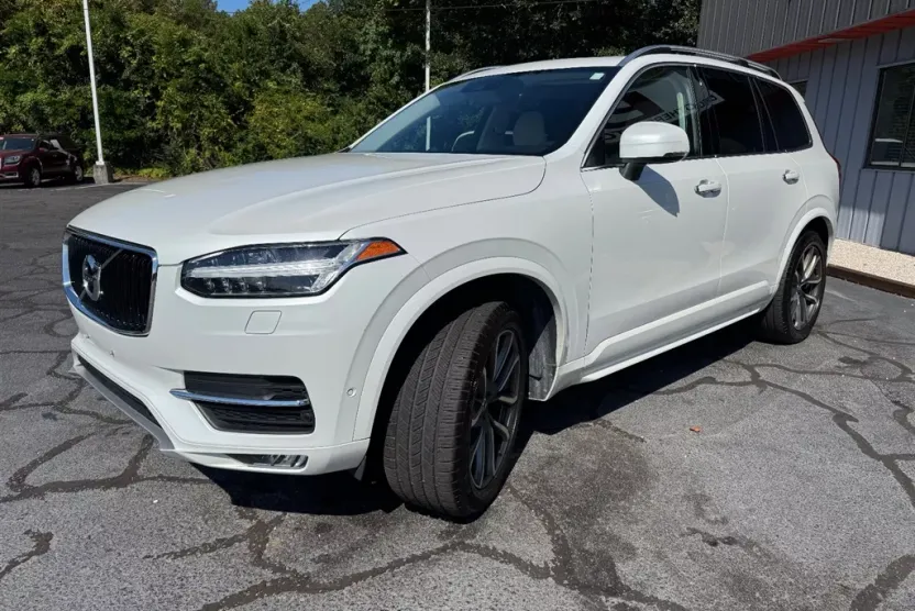 2018 Volvo XC90 T6 Momentum AWD photo 1