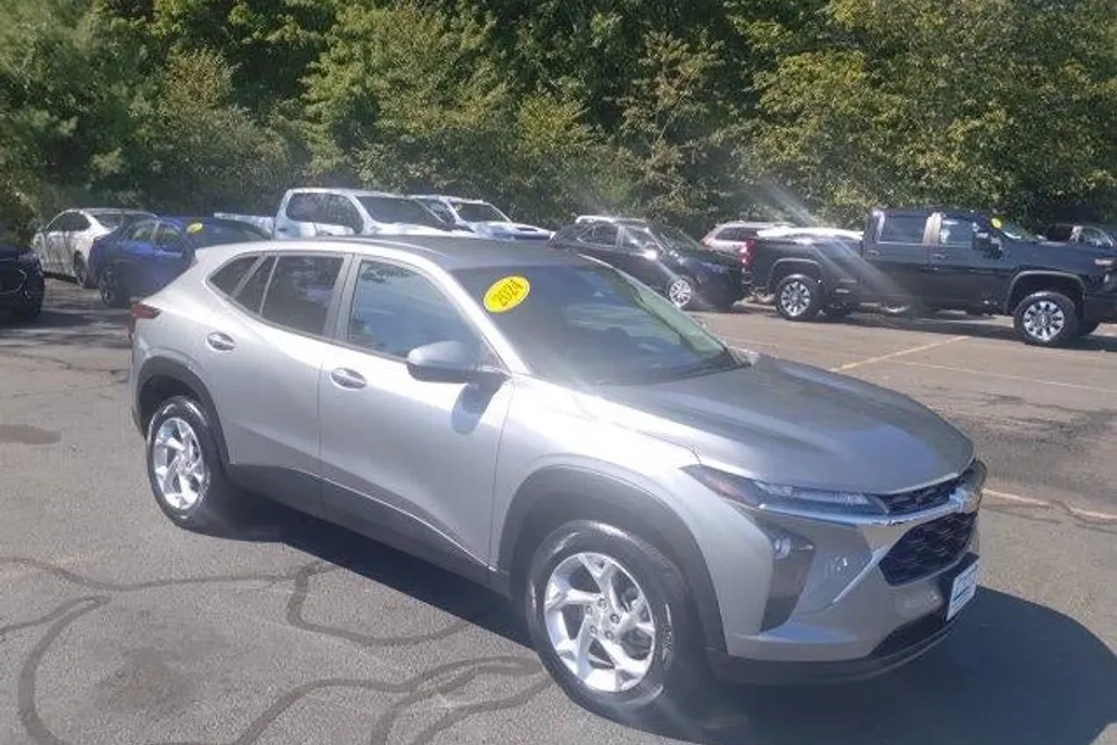 2024 Chevrolet Trax LS photo 1