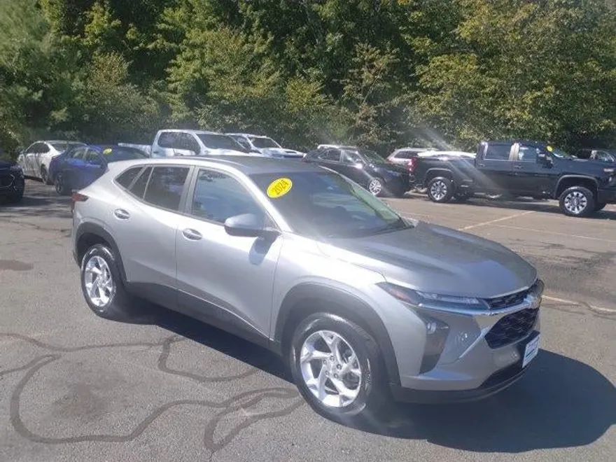 2024 Chevrolet Trax LS photo 1