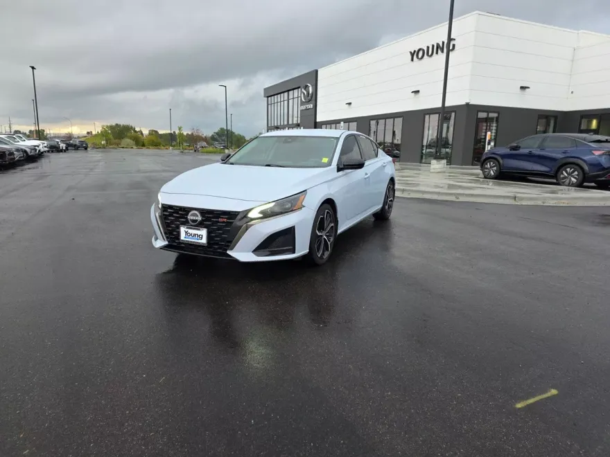 2023 Nissan Altima 2.5 SR photo 1