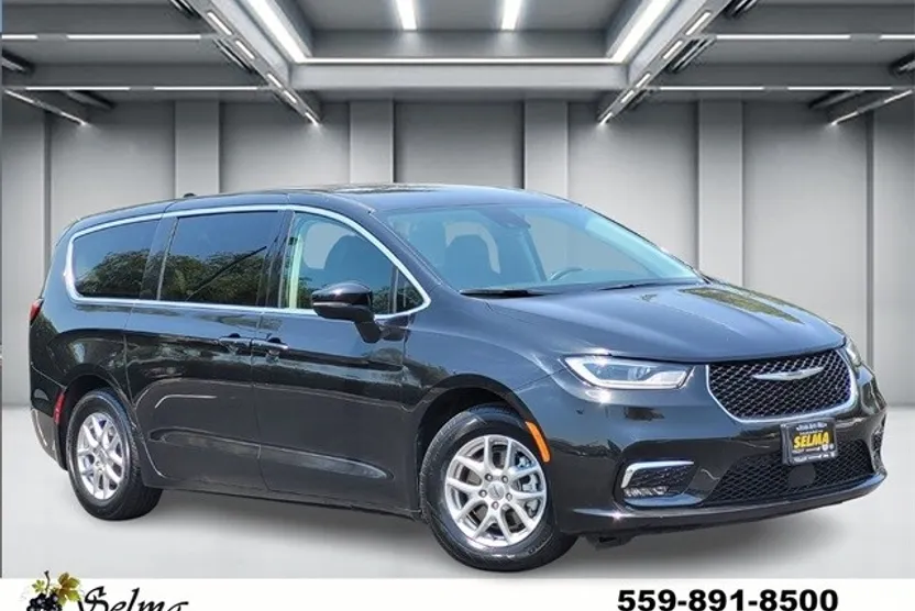 2023 Chrysler Pacifica Touring L photo 1