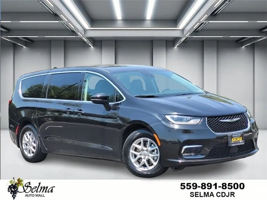 2023 Chrysler Pacifica Touring L photo 1
