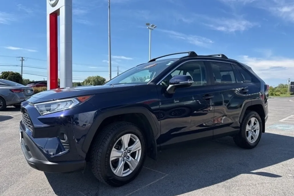 2020 Toyota RAV4 XLE photo 1