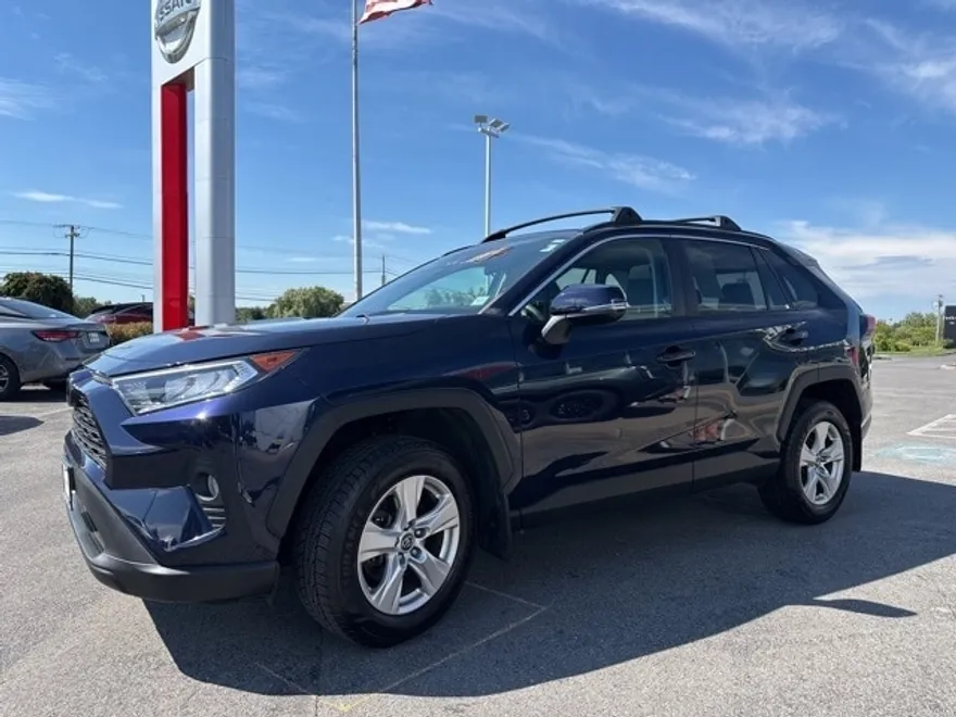 2020 Toyota RAV4 XLE photo 1