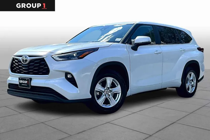 2023 Toyota Highlander LE photo 1