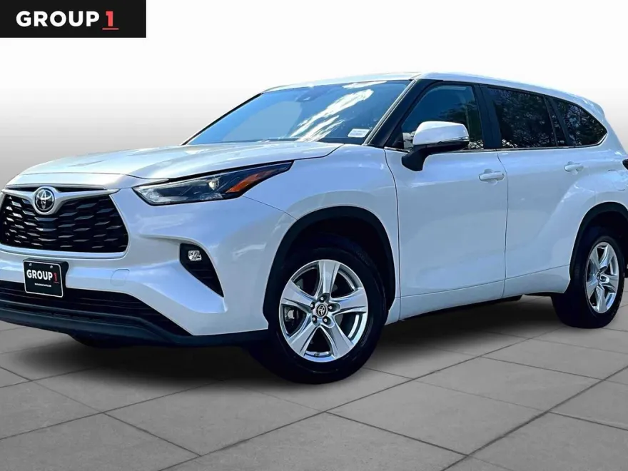 2023 Toyota Highlander LE photo 1