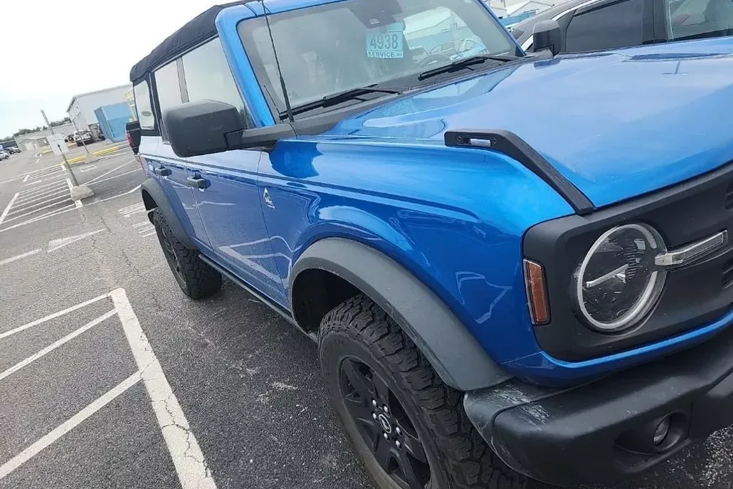2023 Ford Bronco Black Diamond photo 1