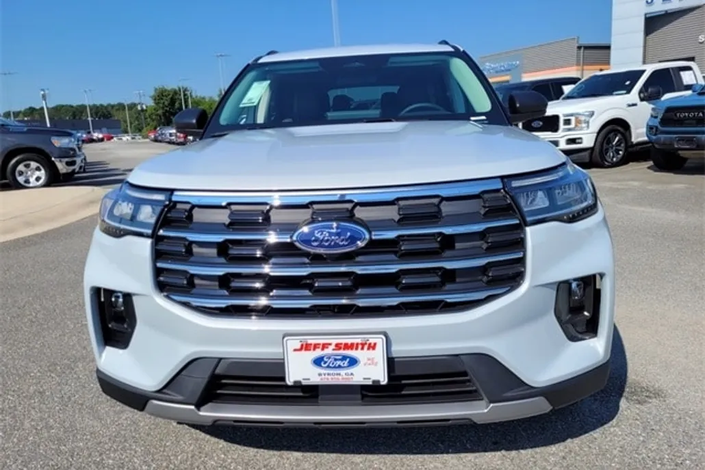 2025 Ford Explorer photo 1