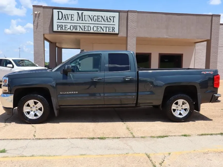 2017 Chevrolet Silverado 1500 LT photo 1