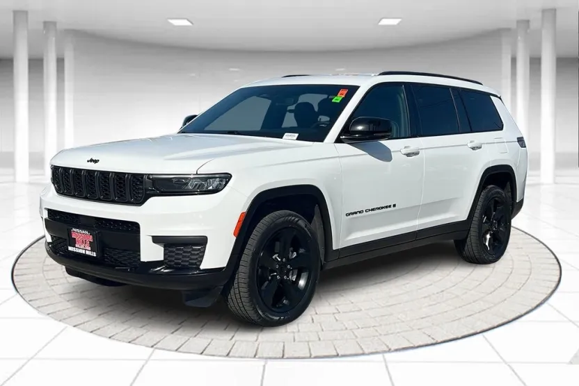 2023 Jeep Grand Cherokee Laredo Altitude photo 1