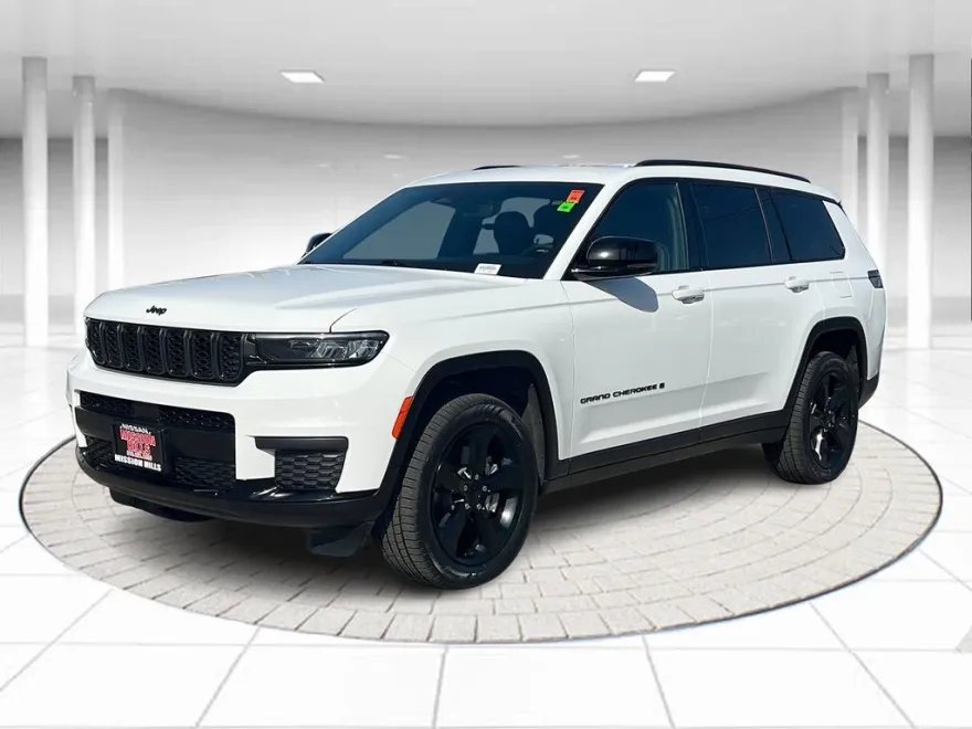 2023 Jeep Grand Cherokee Laredo Altitude photo 1