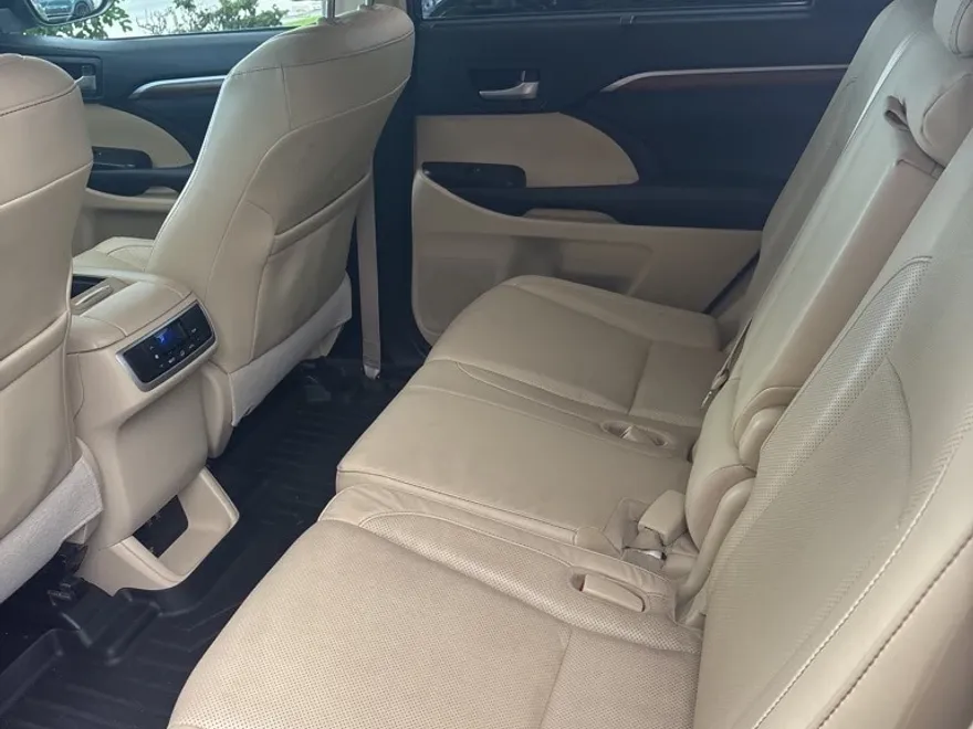 2017 Toyota Highlander Limited photo 1