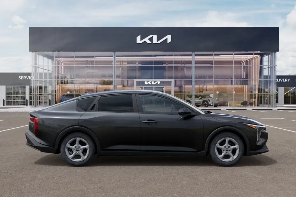 2025 Kia K4 LXS photo 1