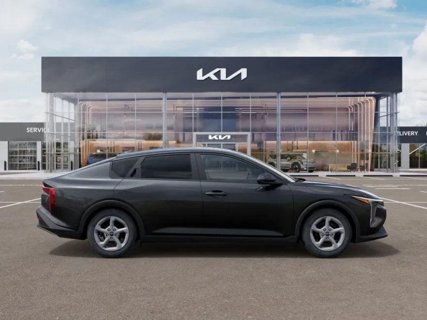 2025 Kia K4 LXS photo 1
