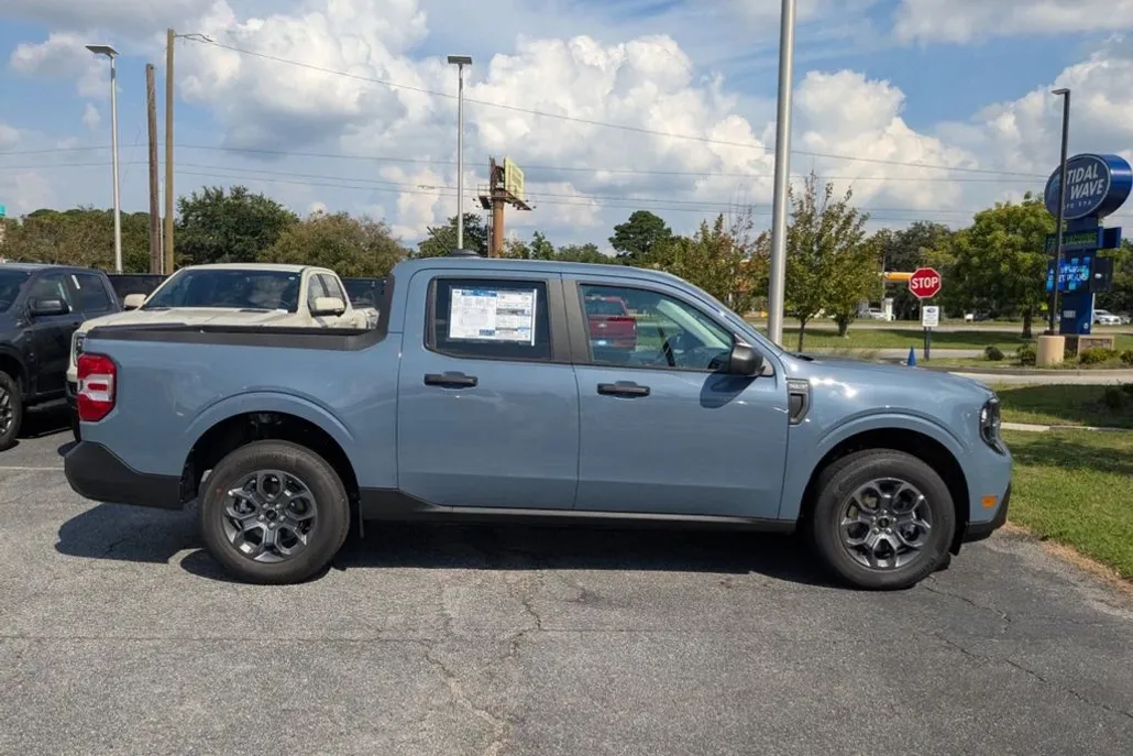 2025 Ford Maverick XLT photo 1