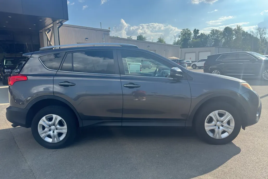2015 Toyota RAV4 LE photo 1