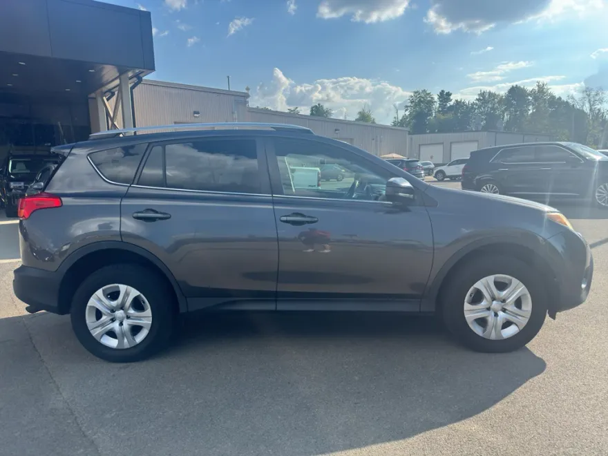 2015 Toyota RAV4 LE photo 1