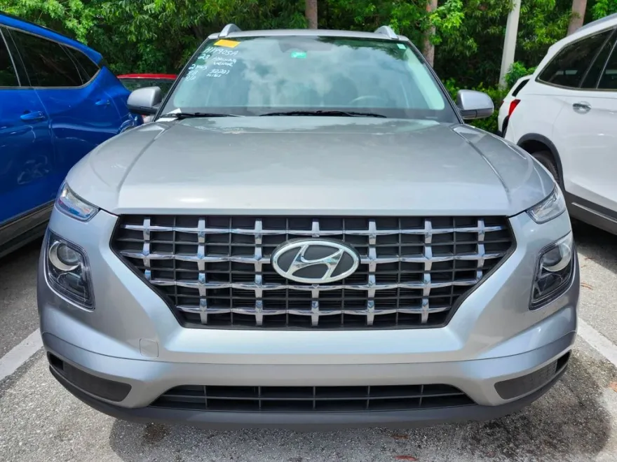 2023 Hyundai Venue SEL photo 1