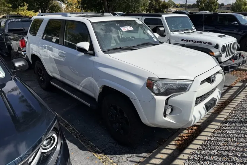 2018 Toyota 4Runner SR5 Premium photo 1