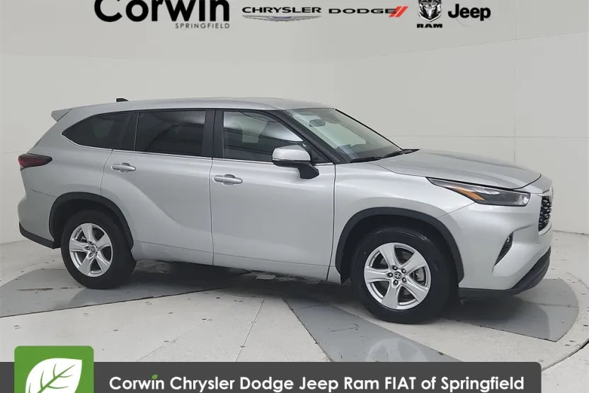 2024 Toyota Highlander LE photo 1