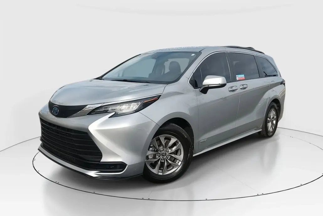 2021 Toyota Sienna LE photo 1