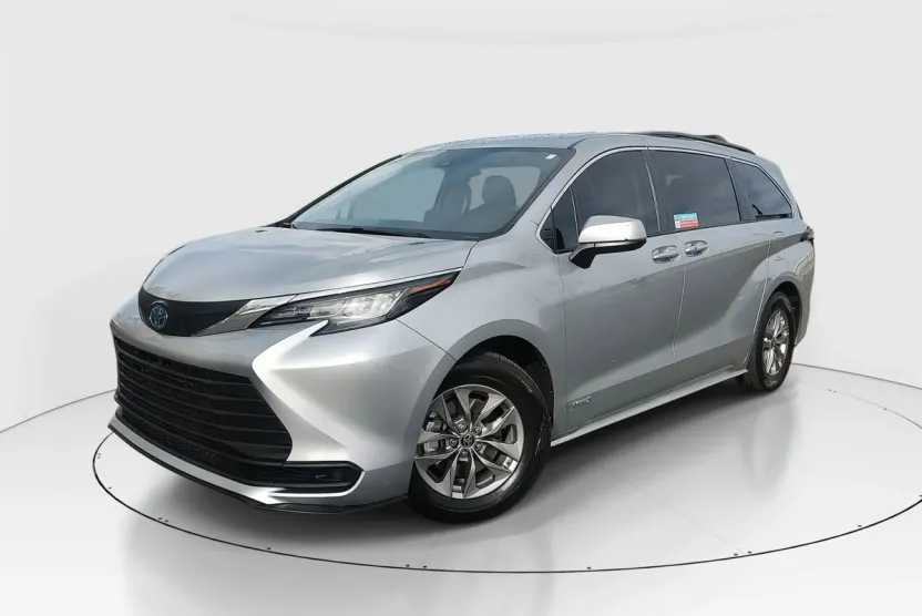 2021 Toyota Sienna LE photo 1