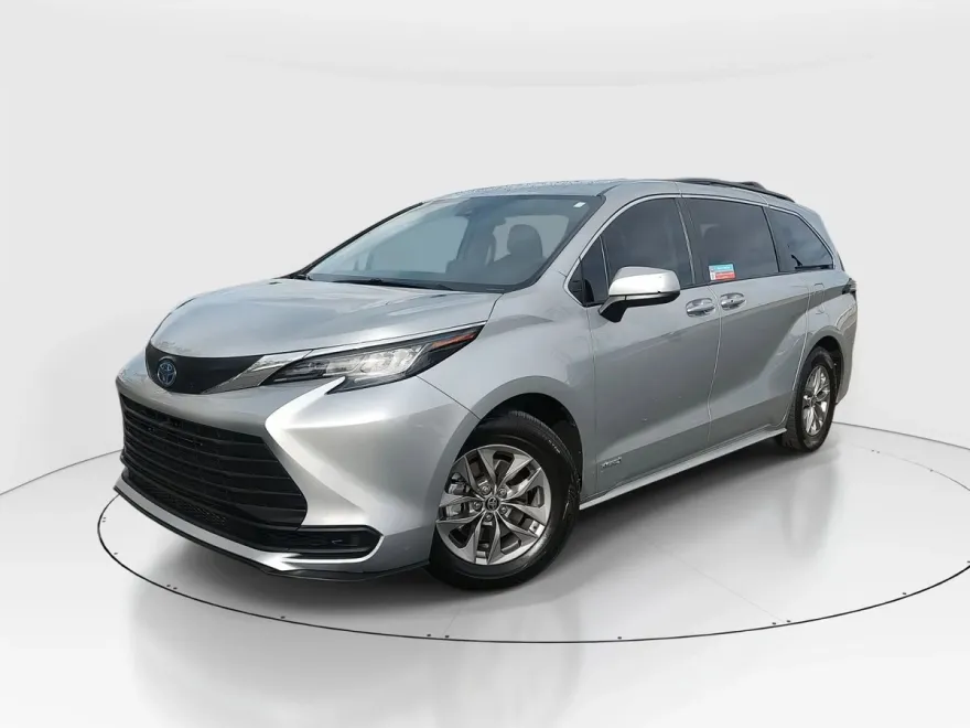 2021 Toyota Sienna LE photo 1