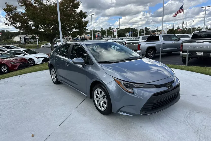 2024 Toyota Corolla LE photo 1